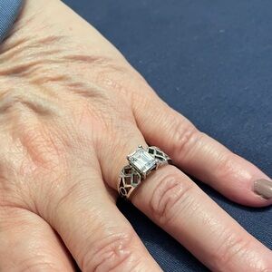 Elegant 925 Sterling Silver Geometric Ring with Clear Gemstone